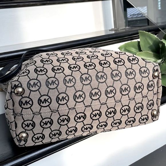 Michael Kors genuine leather canvas, signature large tote bag shoulder handbag - Picture 5 of 8